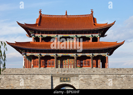 Porta nord delle mura della città vecchia di Dali, Cina Foto Stock