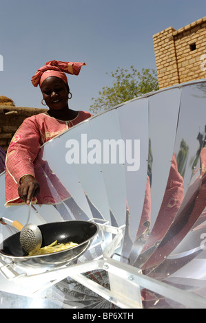 Africa occidentale Mali Bandiagara nel paese Dogon, donna con fornello solare la preparazione di alimenti Foto Stock