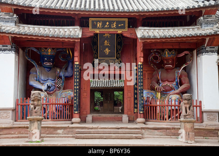 Tempio buddista nel villaggio Shaxi, nella provincia dello Yunnan in Cina Foto Stock