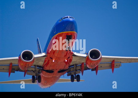 Southwest Airlines Boeing 737 in atterraggio a Los Angeles Int'l Airport LAX, Los Angeles, California Foto Stock