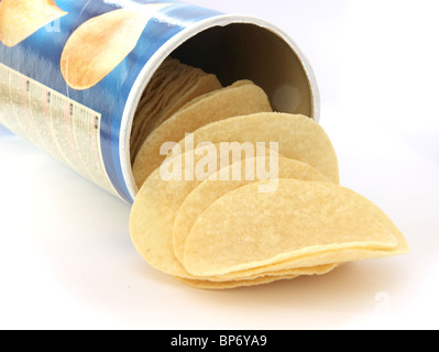 Potato Chips su sfondo bianco in un possibile Foto Stock