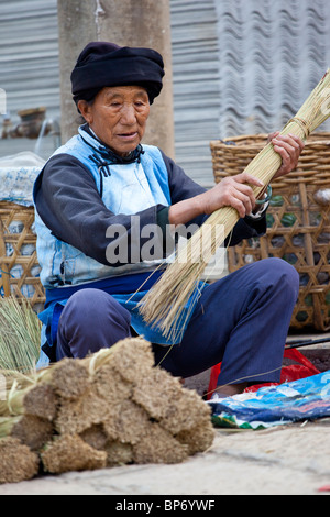 Giorno di Mercato nel Villaggio di Shaxi, nella provincia dello Yunnan in Cina Foto Stock