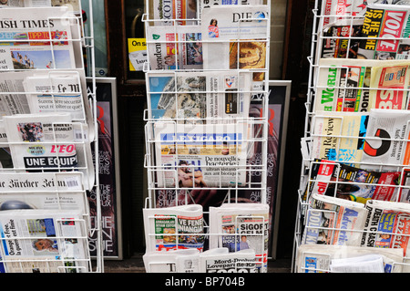 Quotidiani internazionali sulla vendita, London, England, Regno Unito Foto Stock