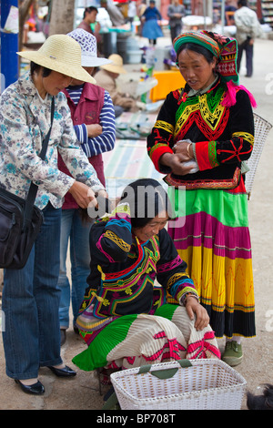 La minoranza etnica donne sul giorno di mercato nel villaggio di Shaxi, nella provincia dello Yunnan in Cina Foto Stock