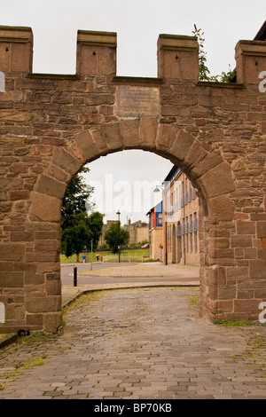 Il George Wishart arch è l'ultimo superstite vestigia delle antiche mura della città di Dundee si trova lungo il Cowgate, Scotland, Regno Unito Foto Stock