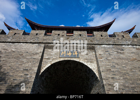 Porta nord delle mura della città vecchia di Dali, Cina Foto Stock