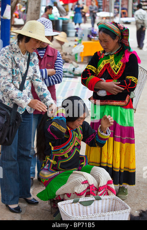 La minoranza etnica donne sul giorno di mercato nel villaggio di Shaxi, nella provincia dello Yunnan in Cina Foto Stock