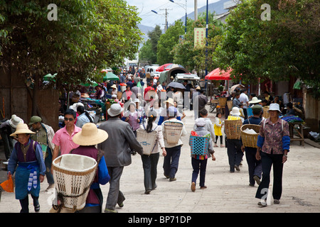 Giorno di Mercato nel Villaggio di Shaxi, nella provincia dello Yunnan in Cina Foto Stock