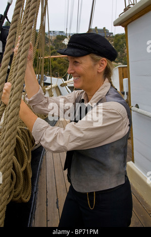 Tour di donna docente di marinai tradizionale costume abiti vestito il pellegrino tall nave di legno barca ormeggiata Dana Point Harbor Oran Foto Stock