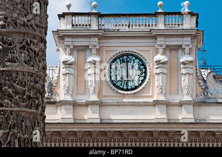 Dettaglio del Palazzo Chigi e Marco Aurelio Colonna, Piazza Colonna, Roma, Italia Foto Stock