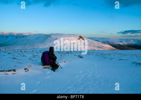 Tramonto sulla Kinder Scout altopiano in inverno, da Mill Hill, Peak District, Derbyshire, England, Regno Unito Foto Stock