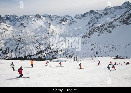 Gruppo di sciatori, regione sciistica a FELLHORN MONTAGNA, vicino a Oberstdorf, ALLGAEU REGIONE, Baviera, Germania Foto Stock