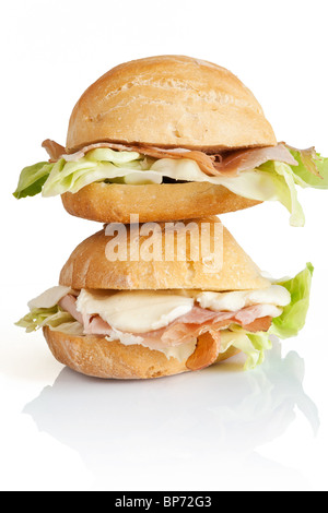 Due panini al prosciutto, lattuga e mozzarella isolato su sfondo bianco con tracciato di ritaglio Foto Stock