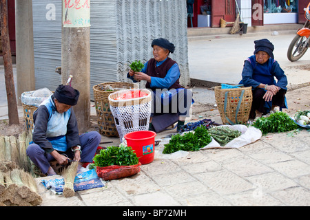 Giorno di Mercato nel Villaggio di Shaxi, nella provincia dello Yunnan in Cina Foto Stock