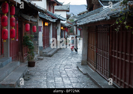 Vicolo stretto nella città vecchia di Lijiang, nella provincia dello Yunnan in Cina Foto Stock