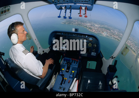 Pilota in cabina di pilotaggio che vola il dirigibile Zeppelin NT sopra il lago di Costanza vicino a Lindau, Baviera, Germania, Europa Foto Stock