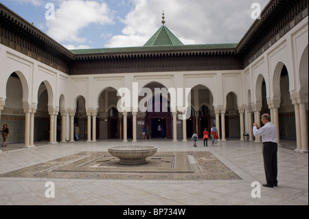 Parigi, Francia, religione, uomo in piedi fuori dalla grande Moschea di Parigi, cortile dell'edificio, vista esterna Foto Stock