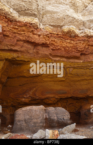 Colorate insolita formazione di calcare, gesso rosso Hunstanton. Carstone rock dal Cretaceo visto in scogliere. Foto Stock