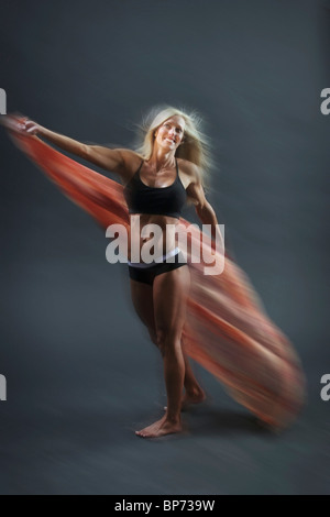 Una donna che esercitano con un panno di grandi dimensioni Foto Stock