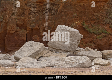 Colorate insolita formazione di calcare, gesso rosso Hunstanton. Carstone rock dal Cretaceo visto in scogliere. Foto Stock