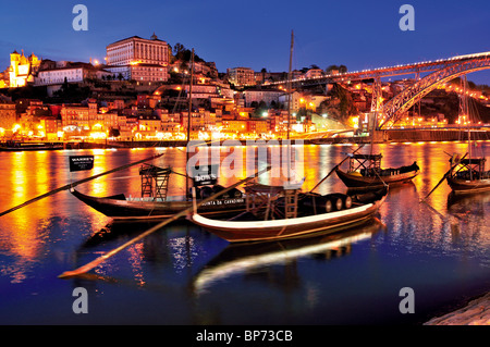 Portogallo: tradizionale vino di Porto navi Barcos Rabelos al fiume Douro e vista di Oporto Foto Stock