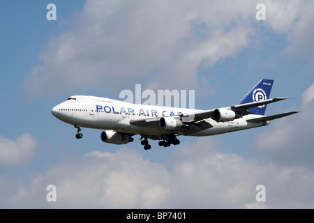 Polar Air Cargo boeing 747 di atterraggio su aeroporto di Francoforte Foto Stock