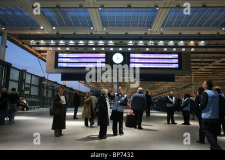 Pendolari a St Pancras stazione ferroviaria di London St Pancras International London terminus ferroviario. Foto:Jeff Gilbert Foto Stock