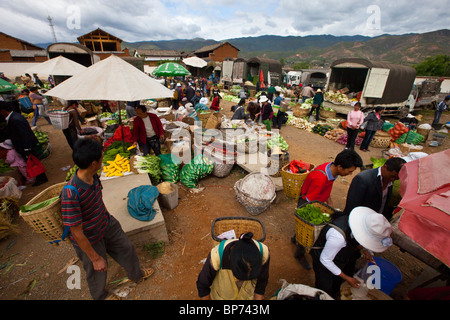 Giorno di Mercato nel Villaggio di Shaxi, nella provincia dello Yunnan in Cina Foto Stock