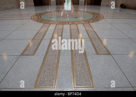 Zia simbolo del sole sulla rotonda pavimento del New Mexico State Capitol Building a Santa Fe Foto Stock