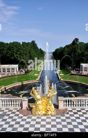 Sansone fontana e giardino inferiore, Grand Peterhof Palace, Peterhof, San Pietroburgo, regione nord-occidentale, la Russia Foto Stock