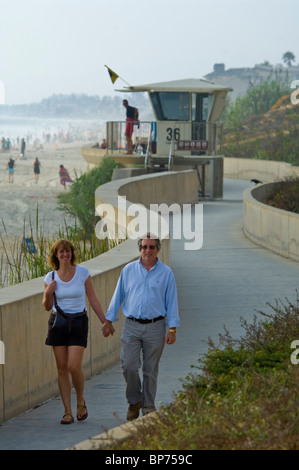 Giovane camminando lungo il seawall at Carlsbad State Beach, Carlsbad, San Diego, California Foto Stock