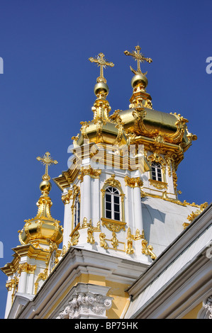 Golden cupole a cipolla di cappella ovest, Grand Peterhof Palace, Peterhof, San Pietroburgo, regione nord-occidentale, la Russia Foto Stock