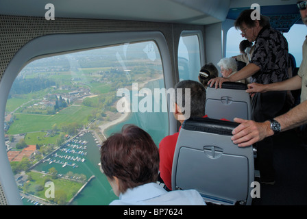 Vista dalla finestra di un dirigibile dirigibile Zeppelin NT durante il volo turistico, costa del lago di Costanza vicino a Friedrichshafen Foto Stock