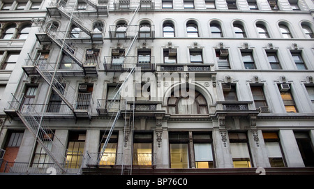 New York City a sei piani con esterno dell'edificio, finestre ad archi e delle uscite di sicurezza Foto Stock