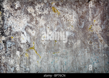 Sfondo - il grigio weathered parete ruvida coperta di macchie Foto Stock