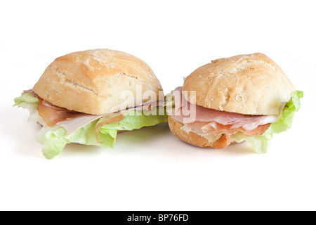 Filone di pane con marmellata, speck e lattuga isolati su sfondo bianco Foto Stock