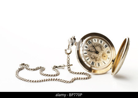 Il vecchio orologio da tasca su sfondo bianco Foto Stock