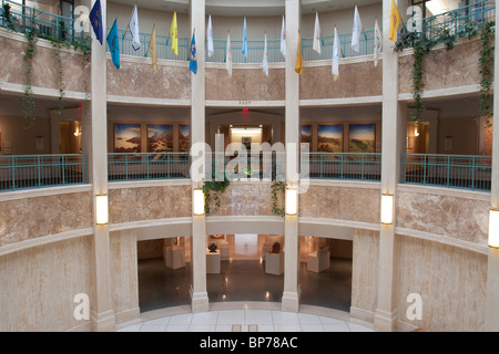 Rotunda del New Mexico State Capitol Building o statehouse in Santa Fe con tre piani Foto Stock