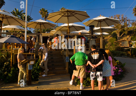 Sala da pranzo esterna al Beachcomber Cafe, il Crystal Cove stato parco storico distretto, Corona del Mar, Newport Beach in California Foto Stock