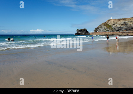 La spiaggia di sabbia nel Portreath come la marea si spegne con la gente camminare lungo la riva su le soleggiate giornate estive. Foto Stock