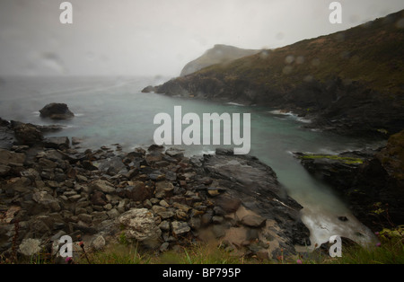 Lundy Bay, North Cornwall, durante la pioggia. Foto Stock