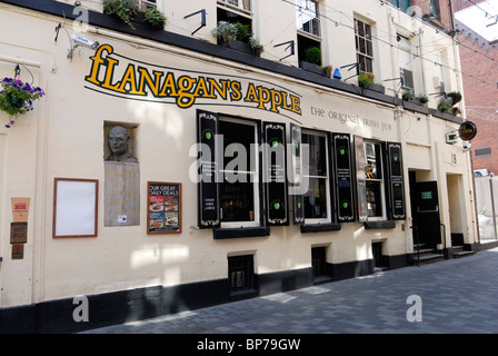 Flanagans Apple Irish themed public house in Matthew Street, Liverpool - home originale del Cavern Club che è stato iarde di distanza. Foto Stock