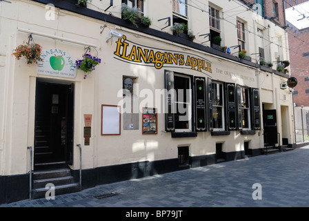 Flanagans Apple Irish themed public house in Matthew Street, Liverpool - home originale del Cavern Club che è stato iarde di distanza. Foto Stock