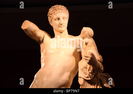 Hermes recanti il neonato Dioniso, di Prassitele, Museo Archeologico, Antica Olympia, Ilia, Peloponneso, Grecia Foto Stock