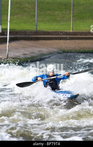 Canada Olimpiadi Whitewater Slalom atleta Sarah Boudens Formazione presso il Centro sportivo nazionale per l'acqua Nottingham Regno Unito Foto Stock