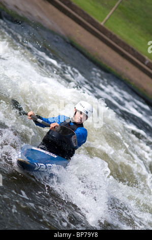 Canada Olimpiadi Whitewater Slalom atleta Sarah Boudens Formazione presso il Centro sportivo nazionale per l'acqua Nottingham Regno Unito Foto Stock