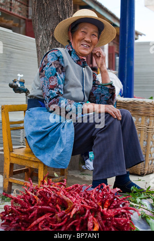 Giorno di Mercato nel Villaggio di Shaxi, nella provincia dello Yunnan in Cina Foto Stock