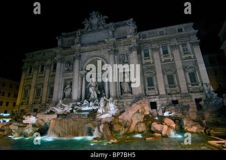 Vista notturna del famoso in tutto il mondo la fontana di Trevi, Roma, Italia Foto Stock
