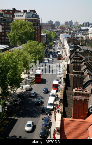 Roofline vista del traffico che si sposta lungo la King's Road, a Chelsea, Londra, Regno Unito Foto Stock