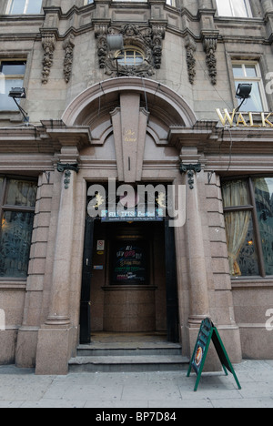 I vitigni pub ingresso su Lime Street in Liverpool aperto da Albert vitigni nel 1867, preso in consegna dal Walkers Brewery ( Warrington ) Foto Stock